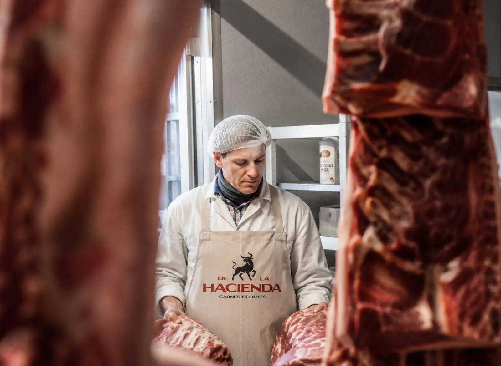 Carnicero de De La Hacienda revisando las piezas en la cava