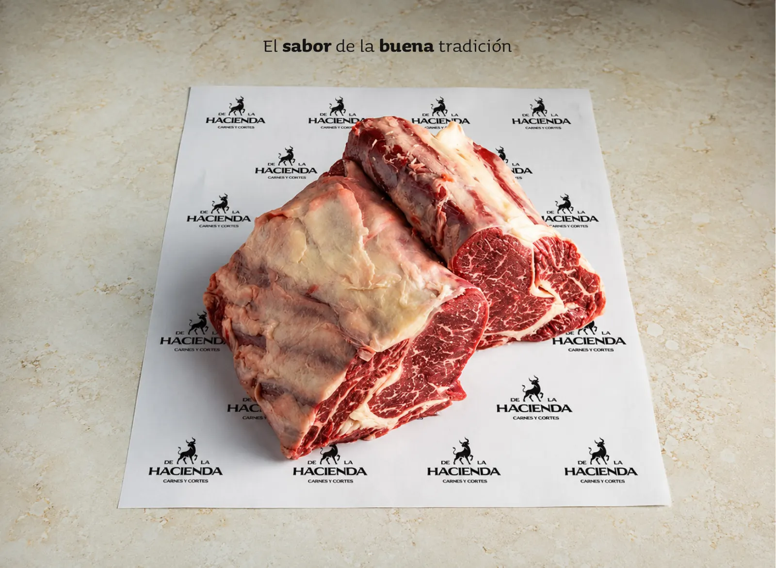 Pieza de costilla de res sobre papel de la marca